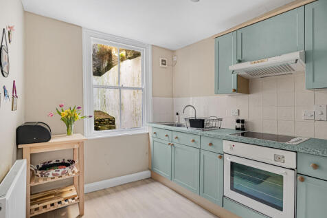 4 Kitchen.JPG