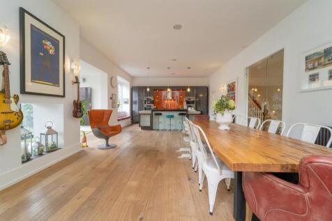 6 bed, 2 bath Semi-Detached in Manchester - Photo 8