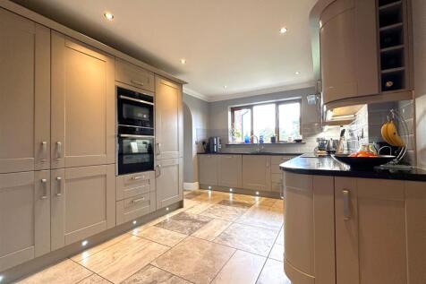 Stunning Modern Kitchen 556