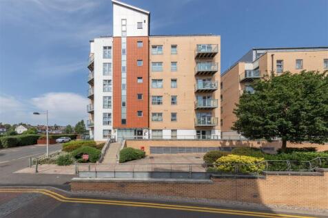 Queen Mary Avenue, E18