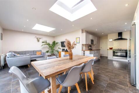 Kitchen/ Dining Room