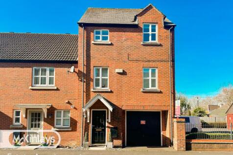 Beautifully presented four bedroom town house clo