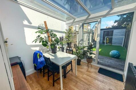 Bremer Road, Staines-Upon-Thames, Middlesex, TW18 photo 3