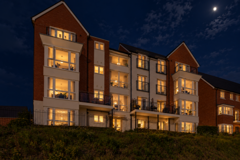 RIVERSIDE HOME - Webster House, Peters Village, Wouldham, ME1. 2 bedroom apartment for sale