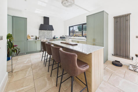 Kitchen / Dining Area