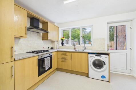 Aintree Drive, Downend photo 3