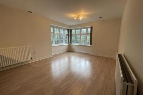 Spacious bright living room with bay window...