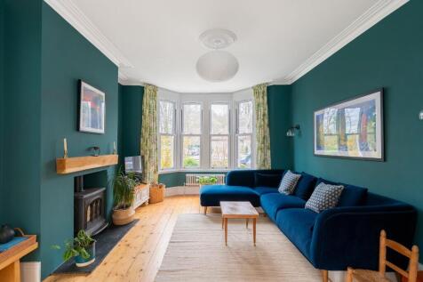 3W1R8BN - Living Room E.jpg