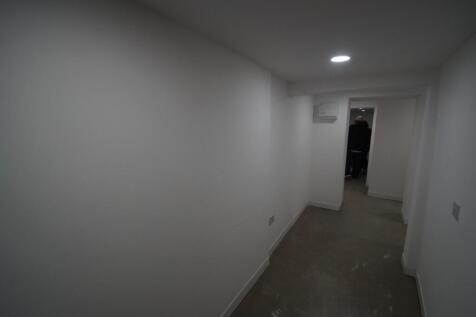 Retail Property (high street) to rent Image 5