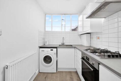 3-bed terraced on Arras Avenue, Morden, Surrey, SM4, £2,200/mo