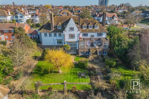 COMMUNAL GARDENS &amp; PARKING