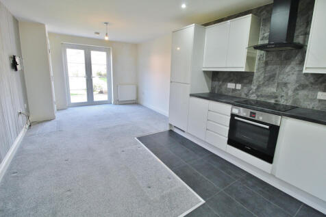 2-bed flat on Woodlands Catherine Road, Benfleet, SS7, £1,300/mo
