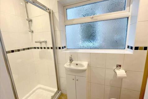 GUEST SHOWER ROOM/WC