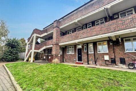 2-bed flat on Burnt Ash Hill, London, SE12, £1,750/mo
