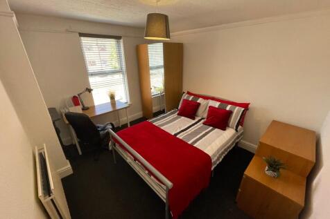 Bright, neatly presented double bedroom with a ...