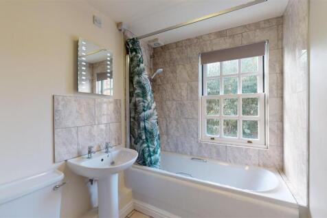 Belgravia Court 33 Bathroom.jpg