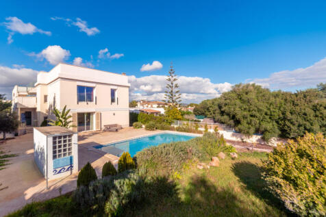 Modern villa with garden, pool and roof-terrace in Sa Coma