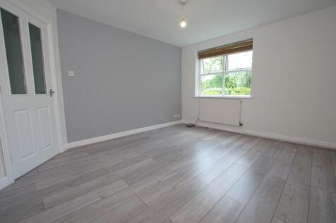 **PARKING!** Hayden Court, Glossop, SK13 8AW  photo 4