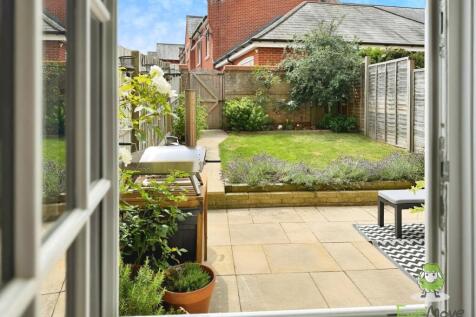 EweMove Basingstoke Estate Agents 21 Gaiger Avenue