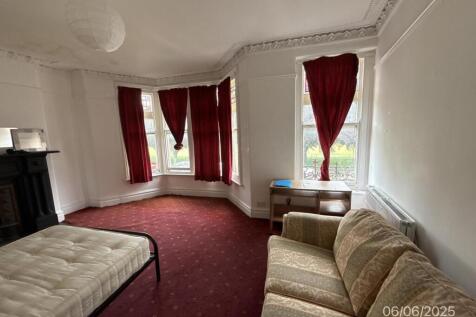 Spacious Room Available