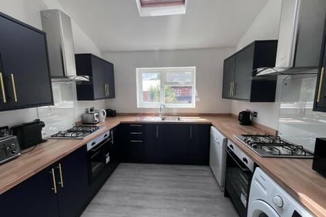 7-bed semi-detached on Harlaxton Drive, Nottingham, Nottinghamshire, NG7, £3,943/mo