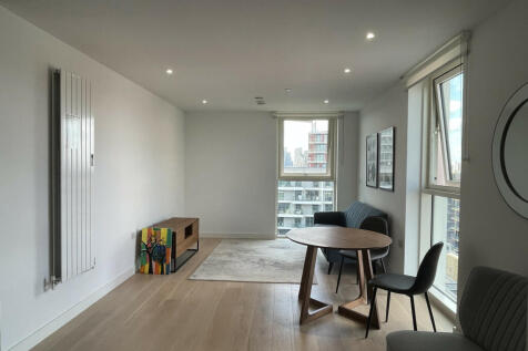 Royal Crest Avenue, London, E16 photo 5