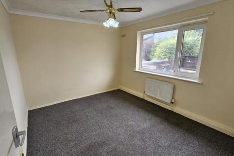 Wells Gardens, Rainham, Havering photo 5