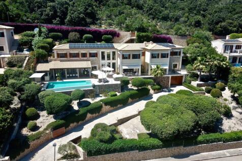 Exceptional property in a prime location with unrivalled views over the golf course in northern Mallorca