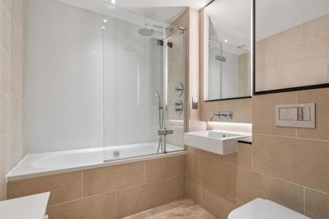 30 Gowing House 4 Drapers Yard SW18 bathroom.jpg