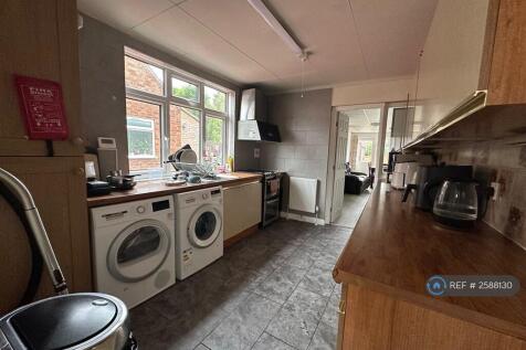 Large Spacious Kitchen 