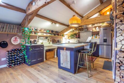 KITCHEN / LIVING AREA