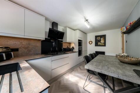 10 Minster Close-004.jpg