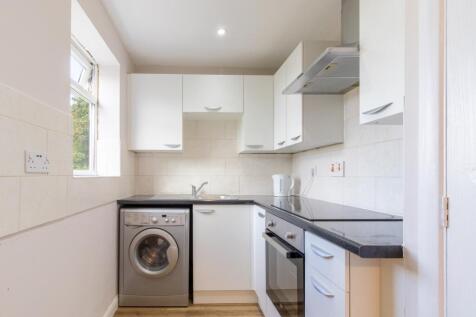 Salisbury Close, Alton, Hampshire, GU34 photo 2