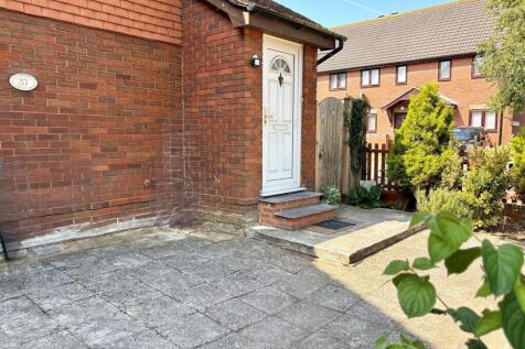 Wide Garden at beckton for sale at E6 by Barrain L