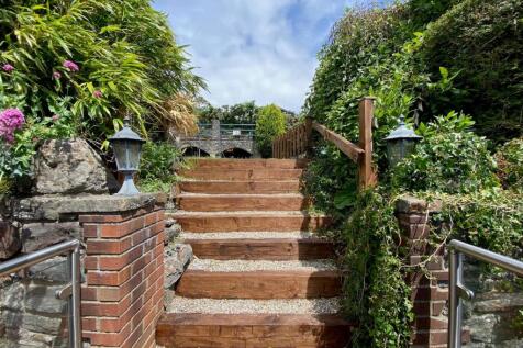 walk way to garden.jpg