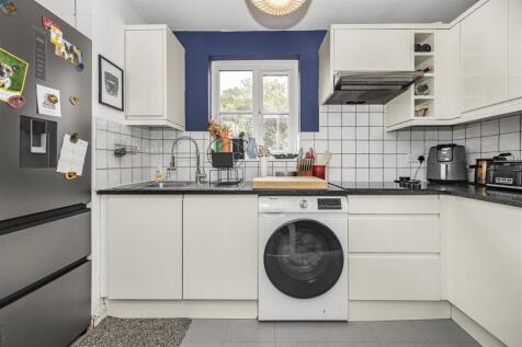 14 Riseholme Court Cadogan Terrace -005.jpg