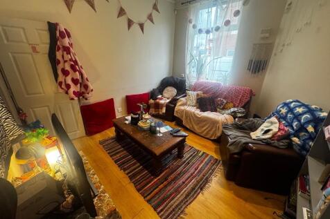 4-bed terraced on Ladybarn Lane, Fallowfield, Manchester, M14 6YU, £2,600/mo