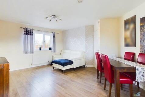24, Kingham Close , Moreton  photo 4