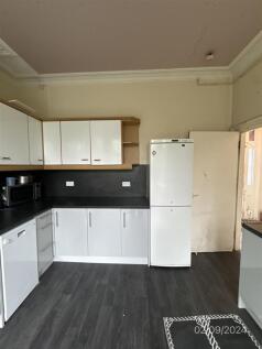6 bedroom Detached for rent