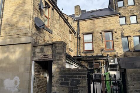 Flat to rent Back Dale Street, Shipley BD18