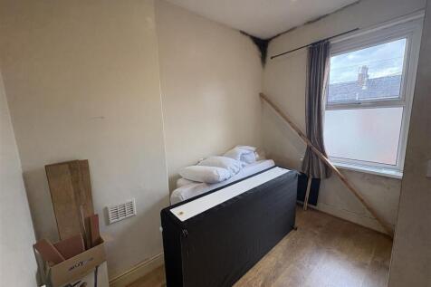 Smaller bedroom.jpeg