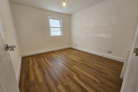 3-bed terraced on Buckhurst Hill, Essex IG9, £2,350/mo