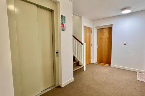 Communal area &amp; lift