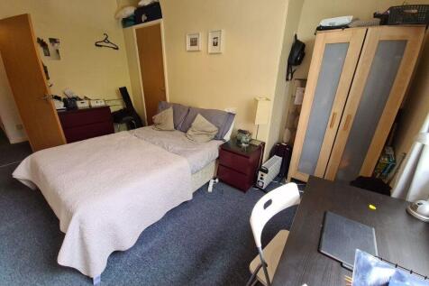 A cozy double bedroom featuring a comfortable b...