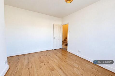 Clinton Crescent, Ilford, IG6 photo 4