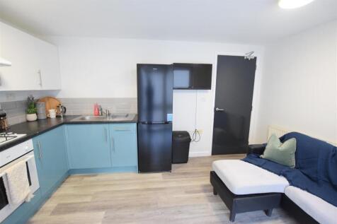 27/28 - Apt 13, Brayford Court - Student Apartment photo 4