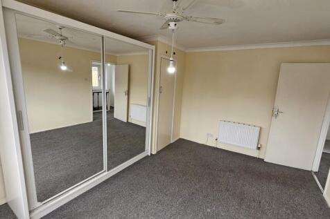 Wells Gardens, Rainham, Havering photo 3