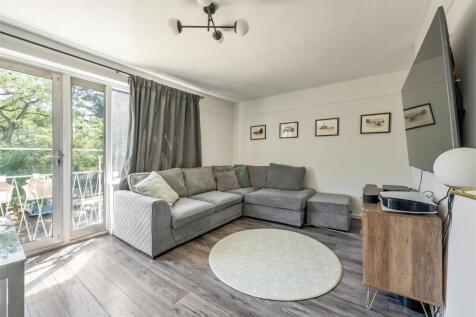 Buxton Drive, E11