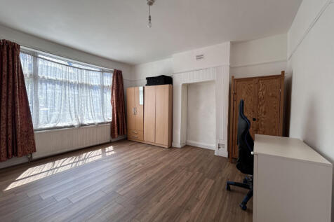 Well-Presented Property Featuring Two spacious Be