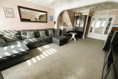 LIVING ROOM 22'5 x 13'4
